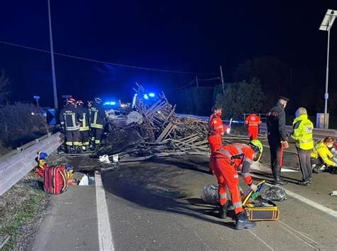 incidente montecchio emilia oggi|Il camion perde il carico e uccide 2 persone: arrestato lautista in。